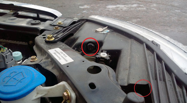 На фото показаны вентиляционные канал фар